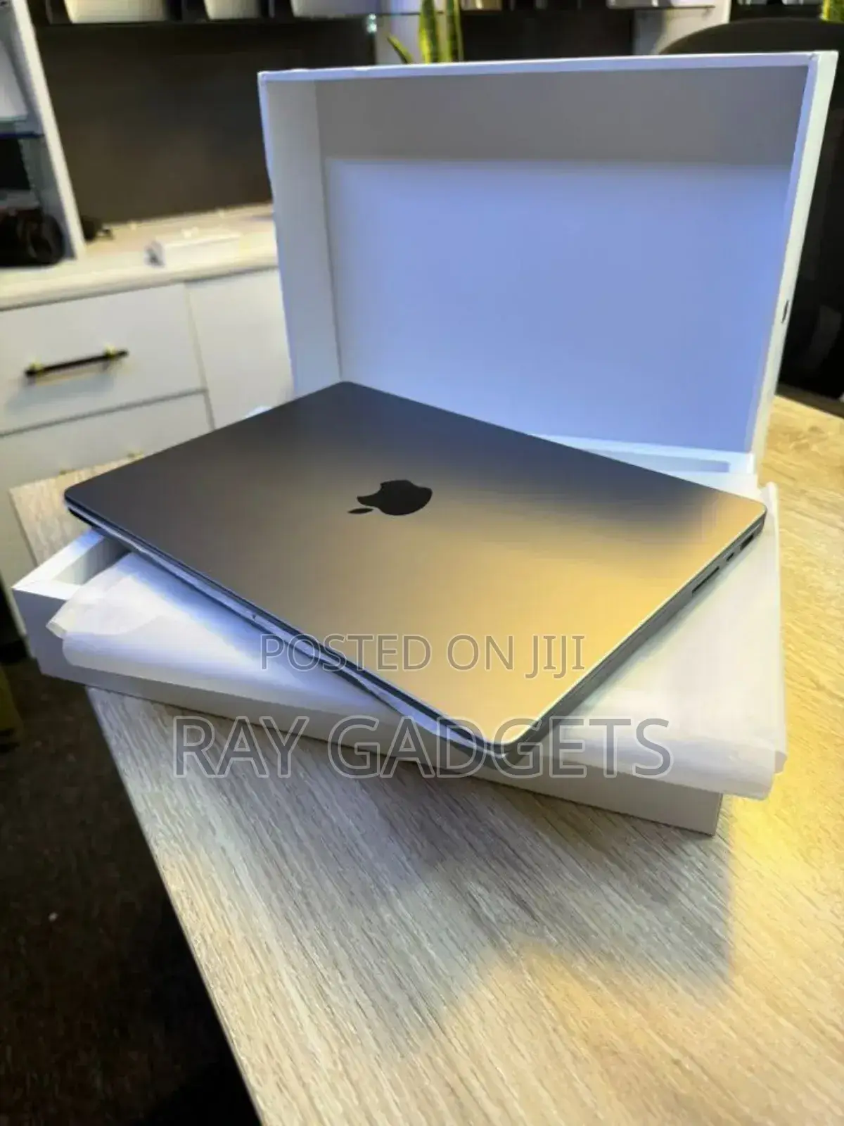 New Laptop Apple MacBook 2020 8GB Intel Core i7 SSD 256GB