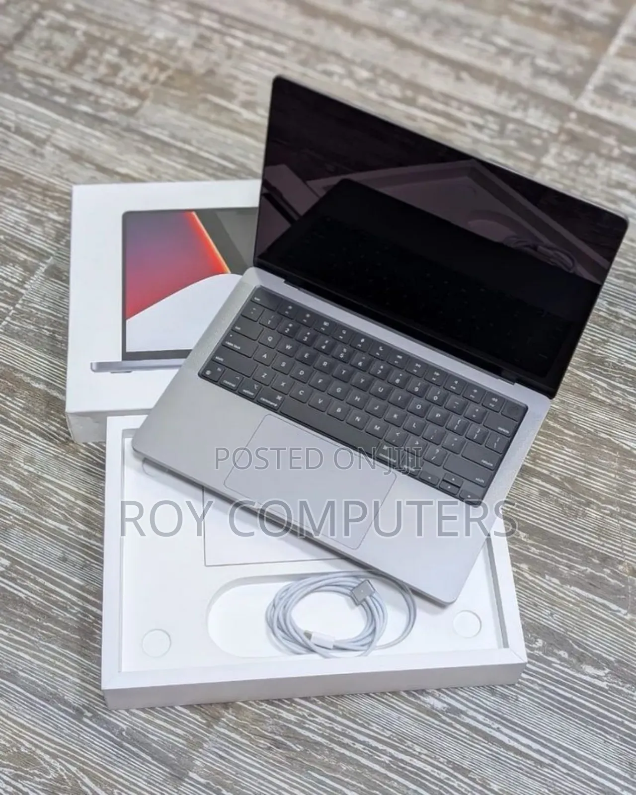 New Laptop Apple MacBook 2020 8GB Intel Core i7 SSD 256GB
