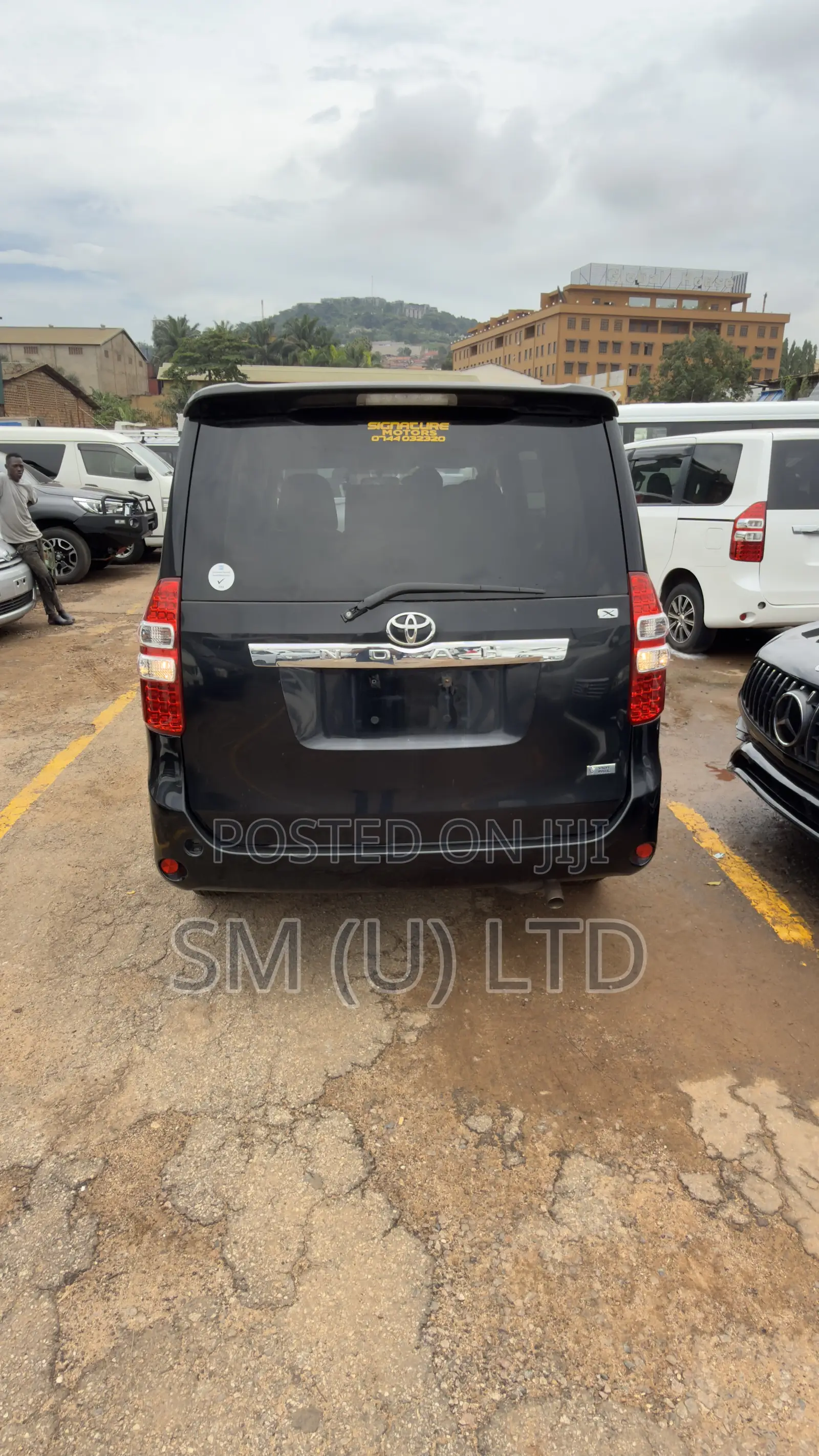 Toyota Noah 2.0 158hp FWD (7 Seater) 2013 Black