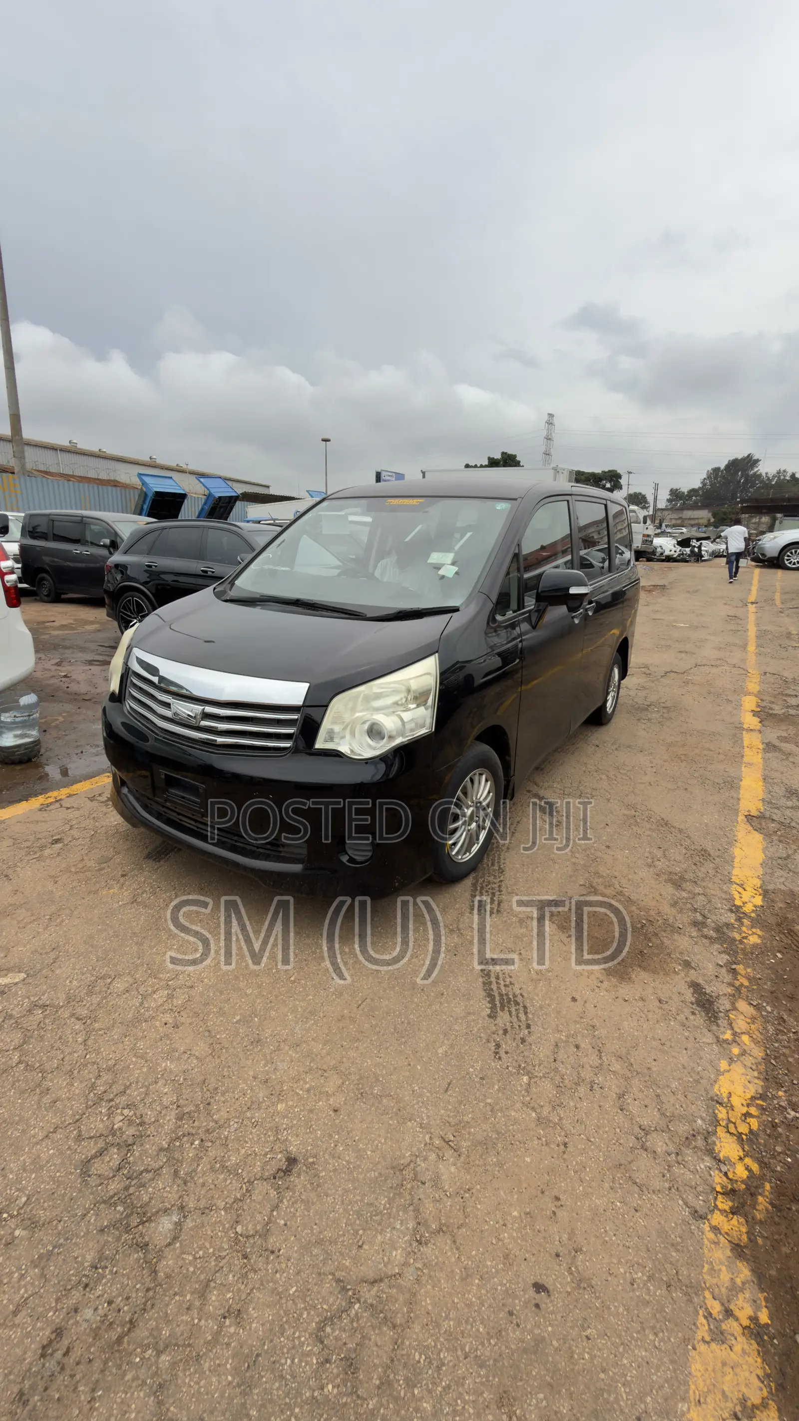 Toyota Noah 2.0 158hp FWD (7 Seater) 2013 Black