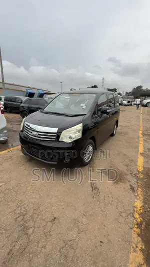 Toyota Noah 2.0 158hp FWD (7 Seater) 2013 Black