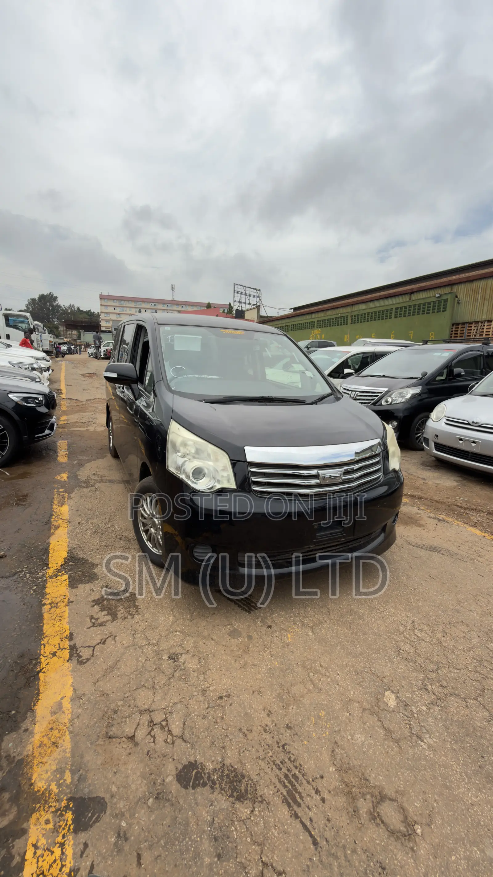 Toyota Noah 2.0 158hp FWD (7 Seater) 2013 Black