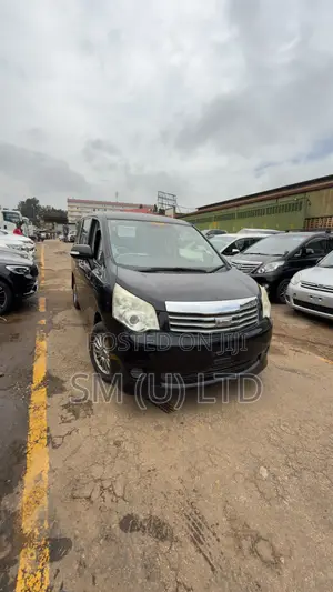 Toyota Noah 2.0 158hp FWD (7 Seater) 2013 Black