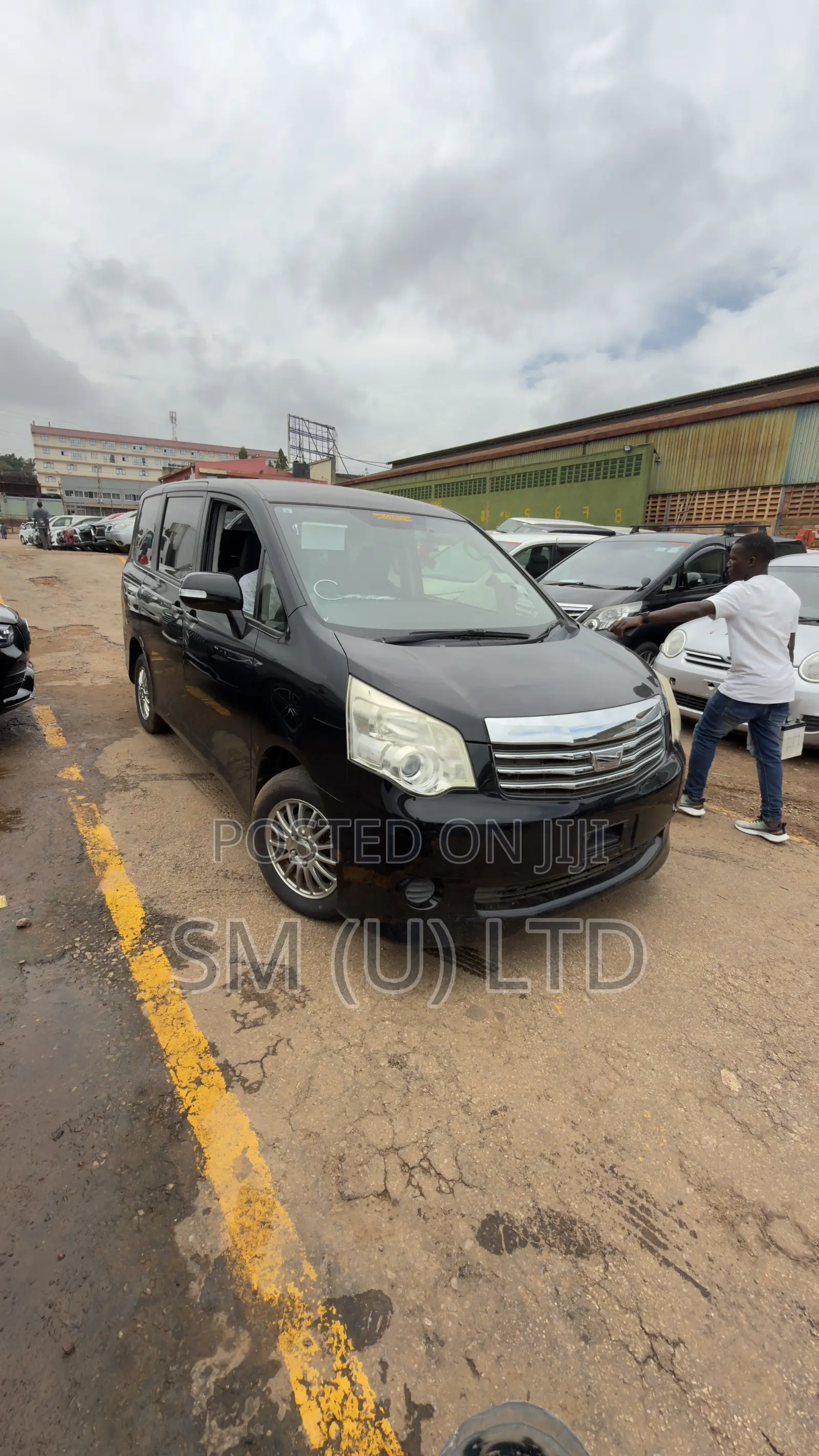 Toyota Noah 2.0 158hp FWD (7 Seater) 2013 Black