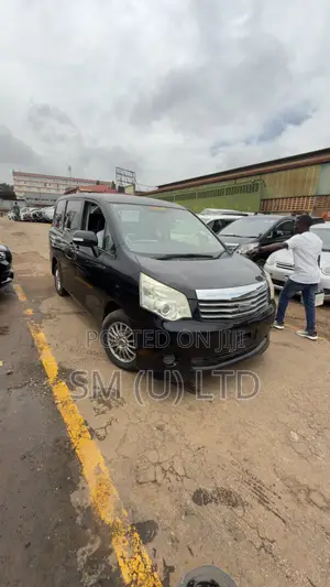 Toyota Noah 2.0 158hp FWD (7 Seater) 2013 Black