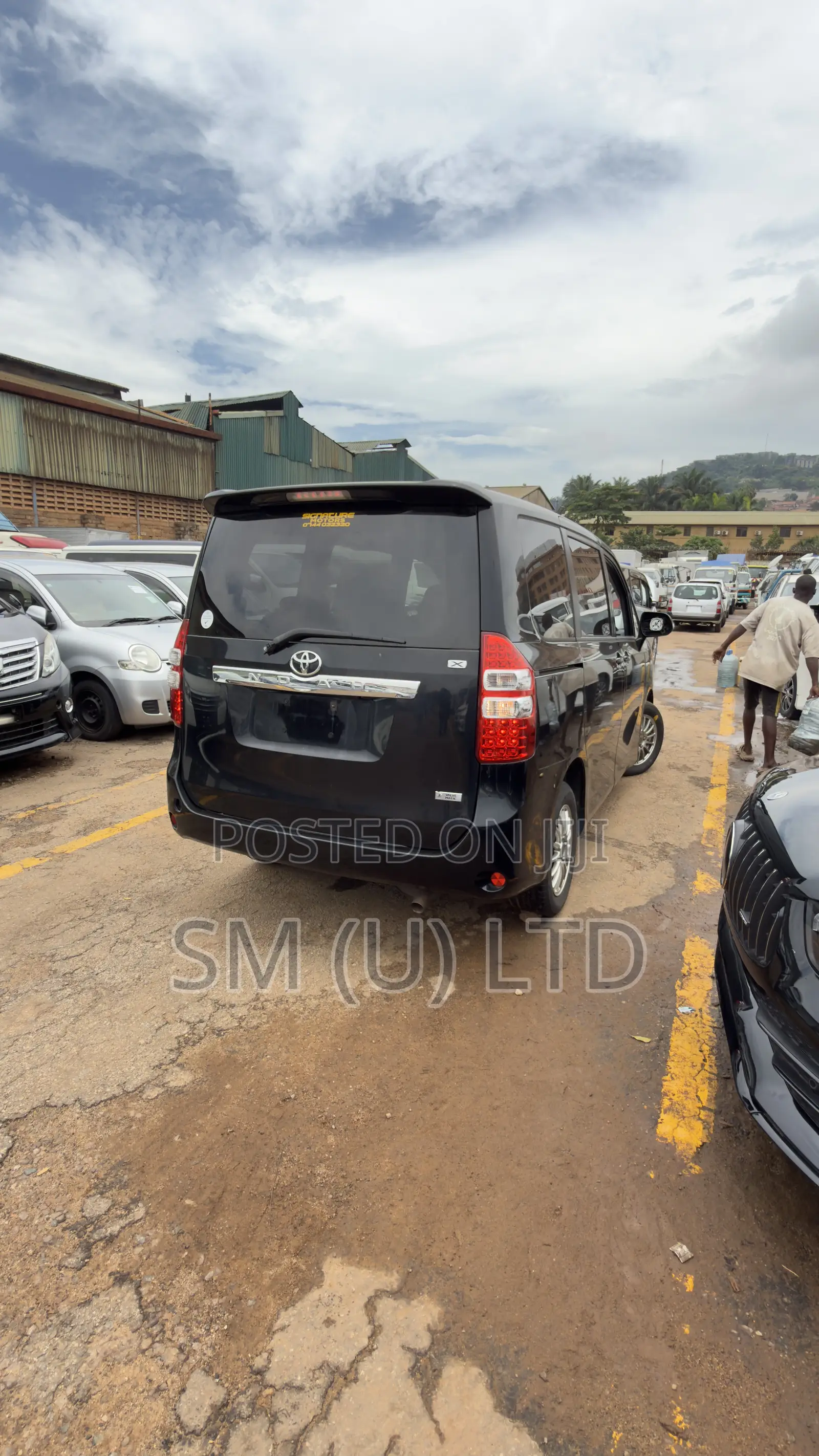 Toyota Noah 2.0 158hp FWD (7 Seater) 2013 Black