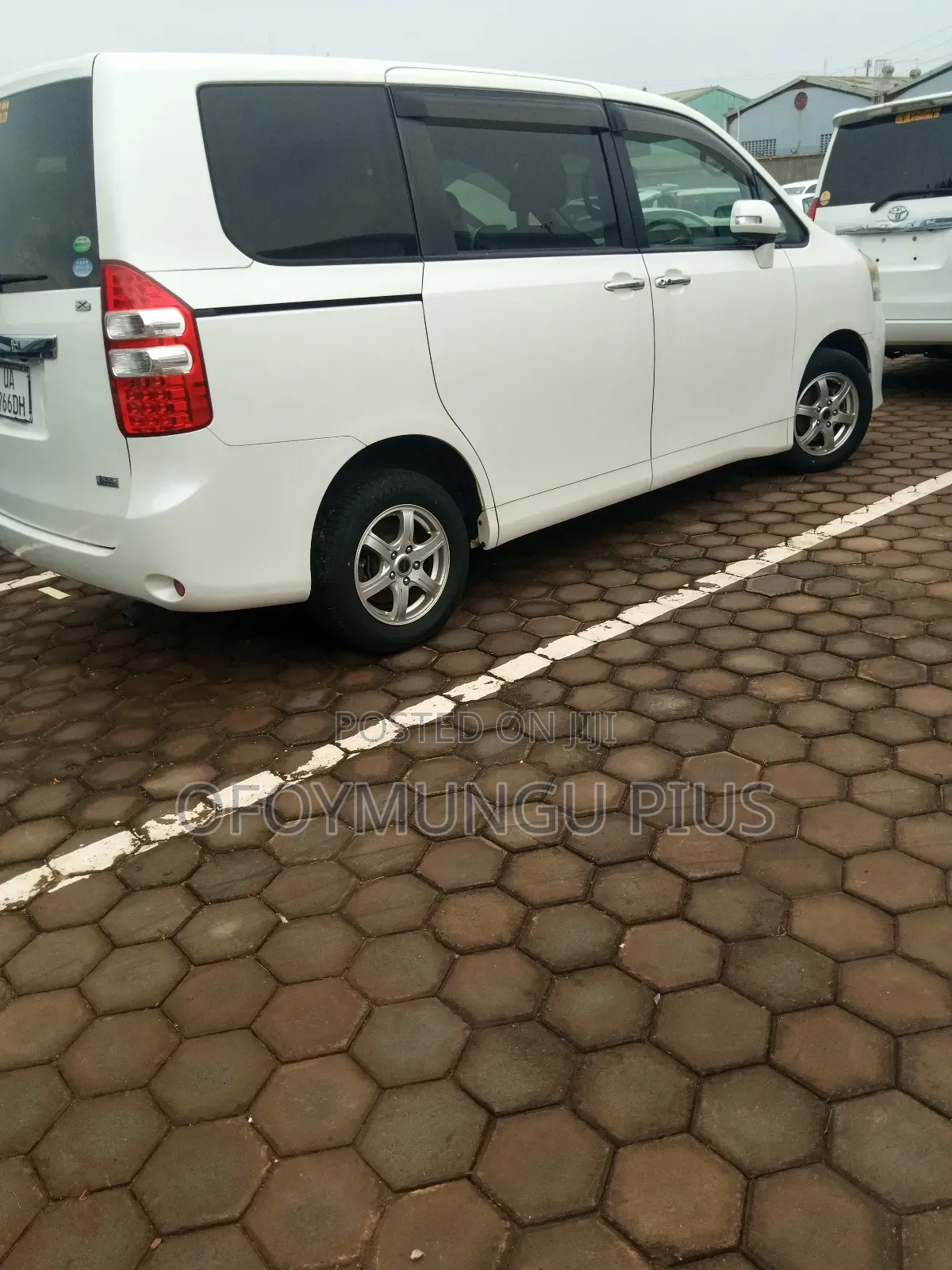 Toyota Noah 2011 White