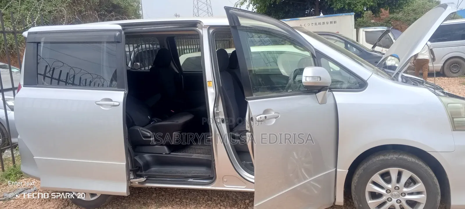 Toyota Noah 2.0 143hp FWD (8 Seater) 2012 Silver