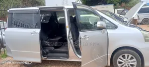Toyota Noah 2.0 143hp FWD (8 Seater) 2012 Silver