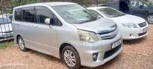 Toyota Noah 2.0 143hp FWD (8 Seater) 2012 Silver