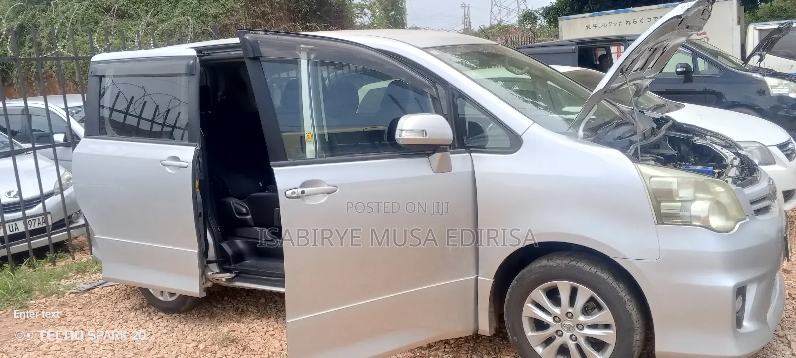 Toyota Noah 2.0 143hp FWD (8 Seater) 2012 Silver