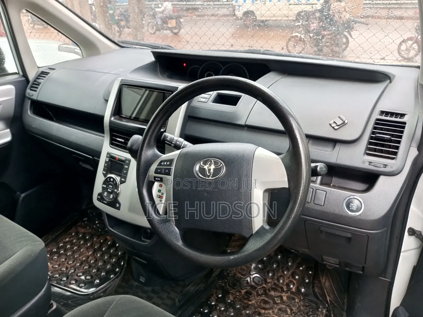 Toyota Noah 2011 White