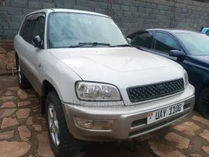 Toyota RAV4 Automatic 2000 White