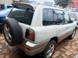 Toyota RAV4 Automatic 2000 White