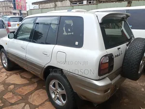 Toyota RAV4 Automatic 2000 White