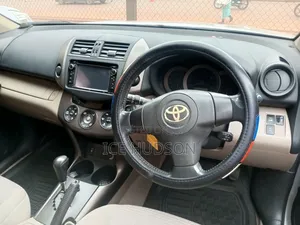 Toyota Vanguard 2010 Silver