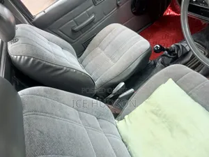 Nissan Pick-Up 2000 Black