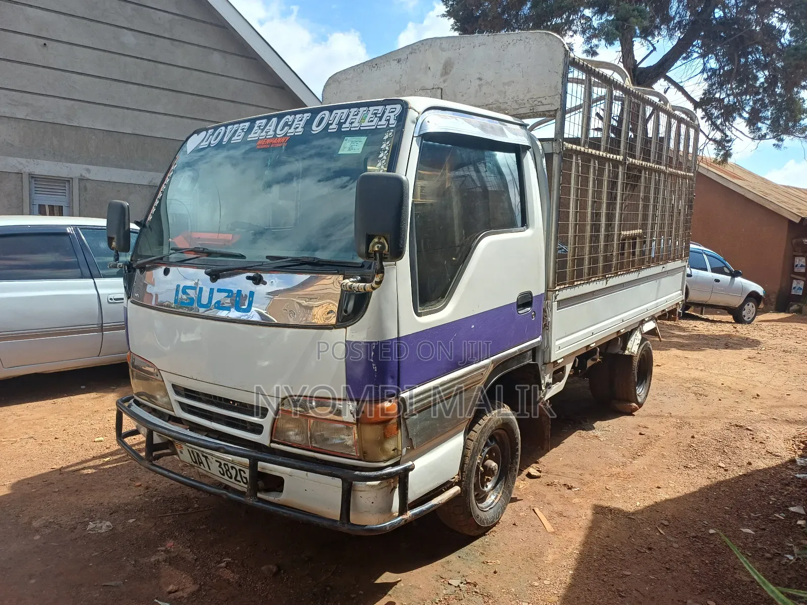 Isuzu Truck 2000 White