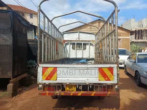 Isuzu Truck 2000 White