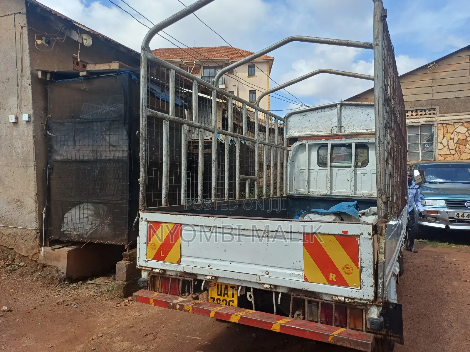 Isuzu Truck 2000 White