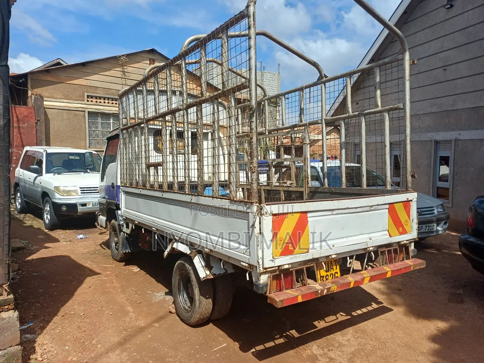 Isuzu Truck 2000 White