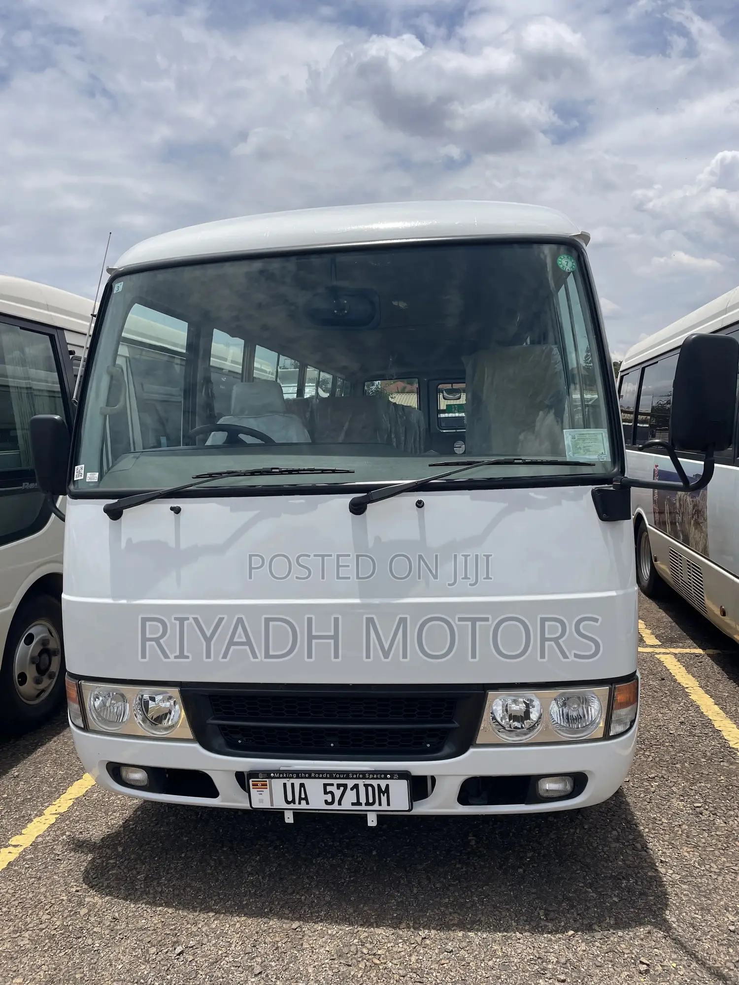 Mitsubishi Fuso Rosa 2011 White