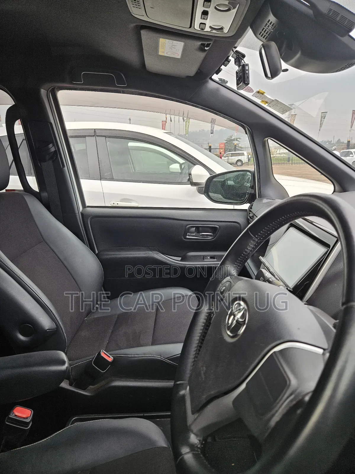 Toyota Noah 1.8 FWD Hybrid (7 seater) 2017 White