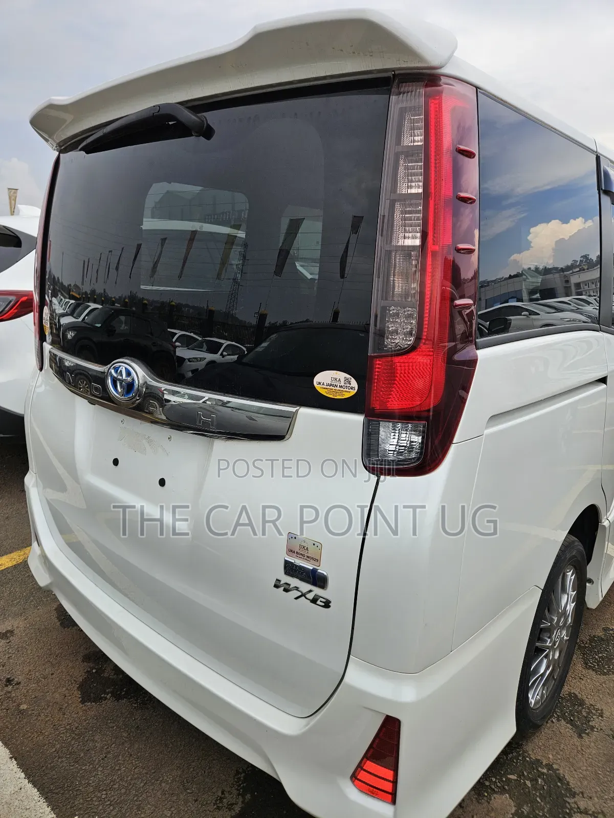 Toyota Noah 1.8 FWD Hybrid (7 seater) 2017 White