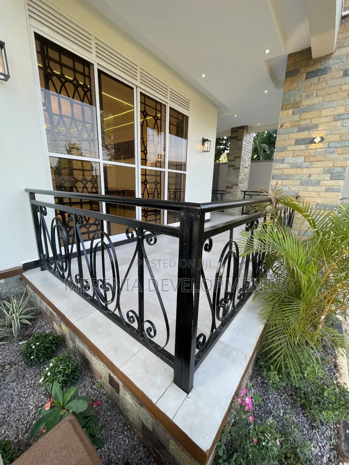 5bdrm Mansion in Bwebajja, Wakiso / Wakiso for sale