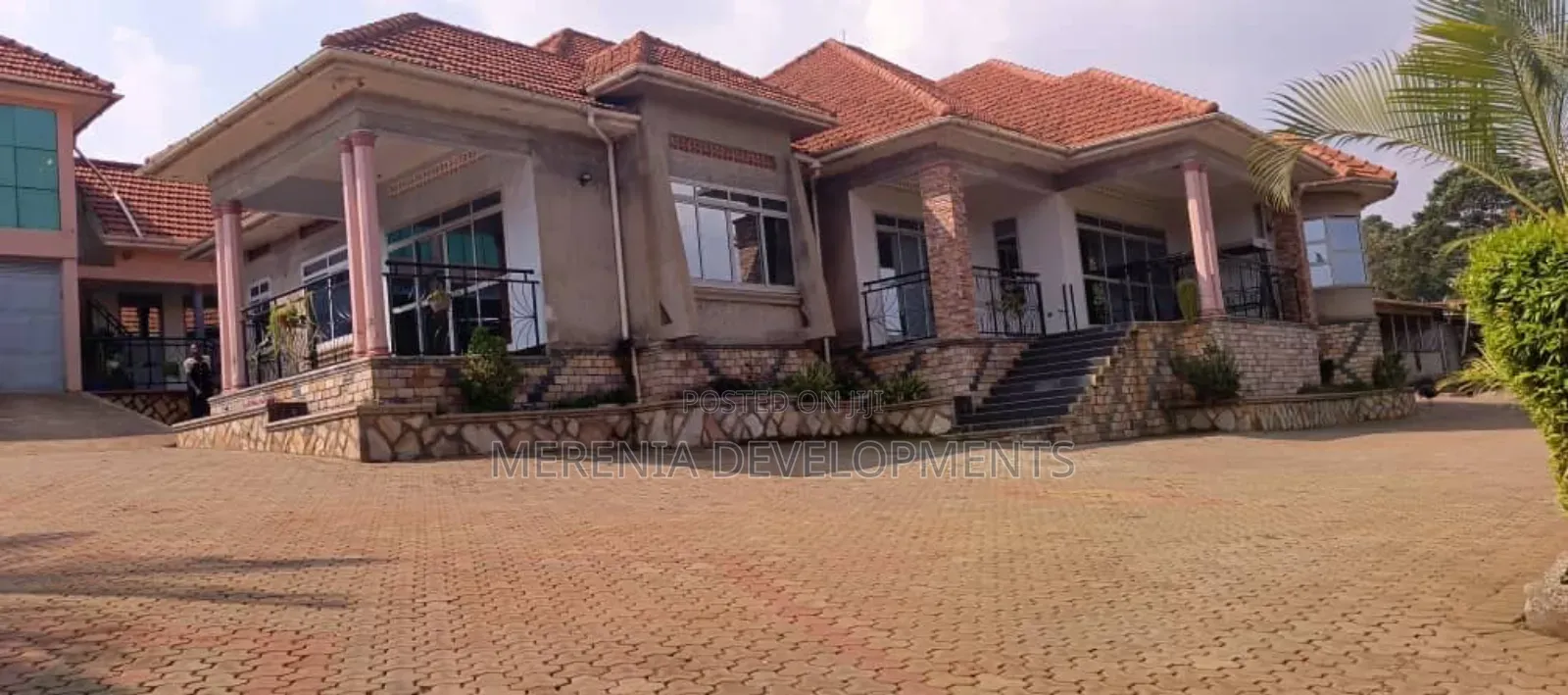 6bdrm Bungalow in Kira for sale