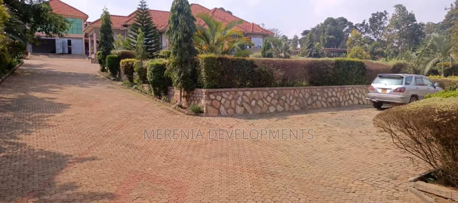 6bdrm Bungalow in Kira for sale