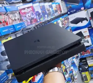 Playstation Ps4 Slim Chipped 12 Heavy Weight Games, 2 Pads Fairly New.