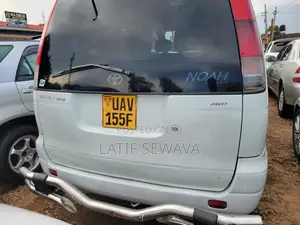 Toyota Noah 2.0 FWD (8 Seater) 2001 White