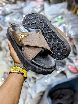 Men's Cross- Strap Slides With a Chunky Platform Sole