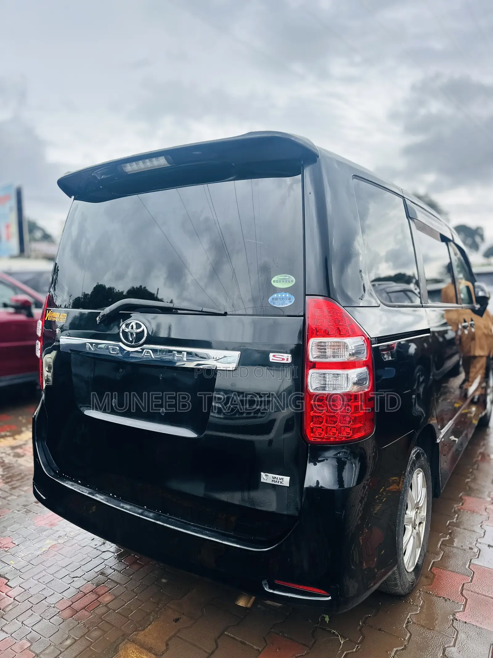 Toyota Noah 2.0 143hp AWD (8 Seater) 2013 Black
