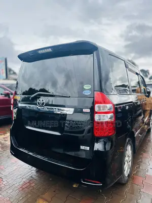 Toyota Noah 2.0 143hp AWD (8 Seater) 2013 Black