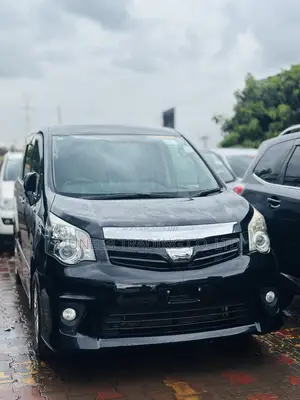 Toyota Noah 2.0 143hp AWD (8 Seater) 2013 Black
