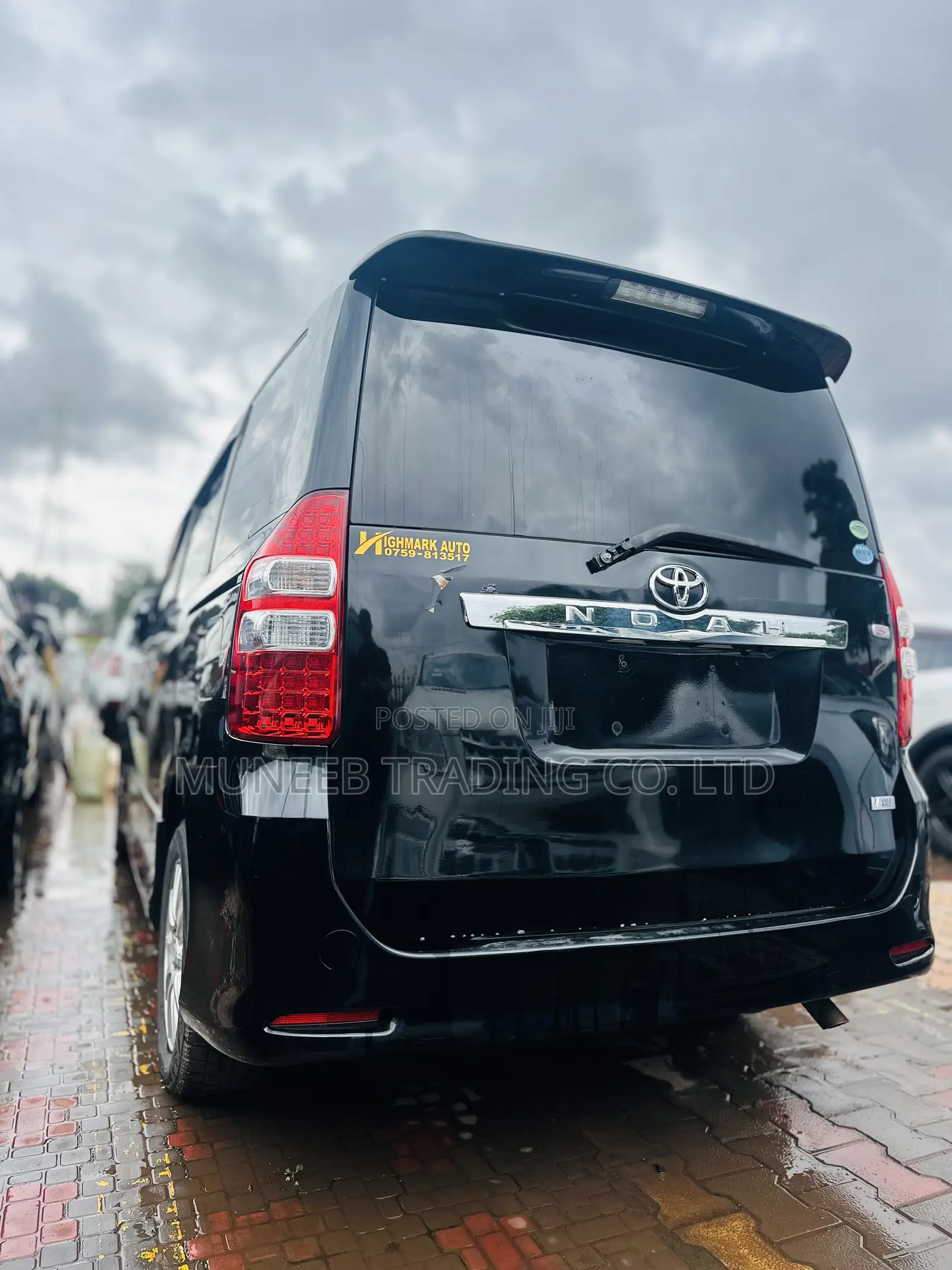 Toyota Noah 2.0 143hp AWD (8 Seater) 2013 Black