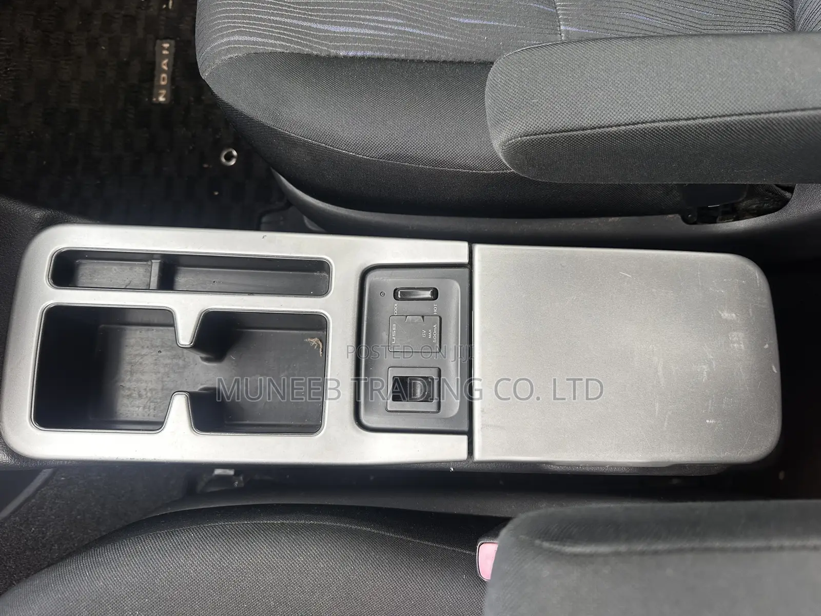 Toyota Noah 2.0 143hp AWD (8 Seater) 2013 Black