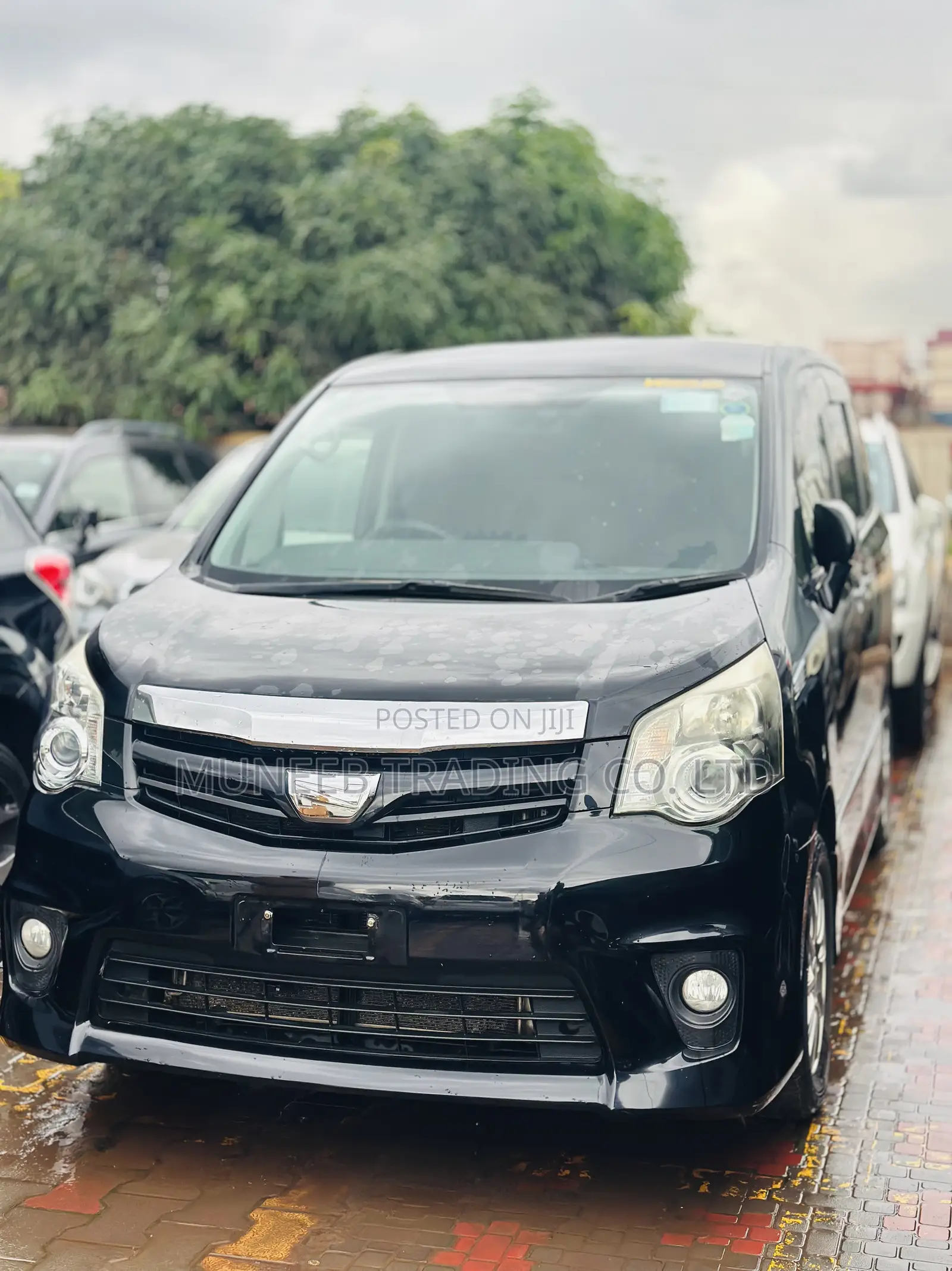 Toyota Noah 2.0 143hp AWD (8 Seater) 2013 Black