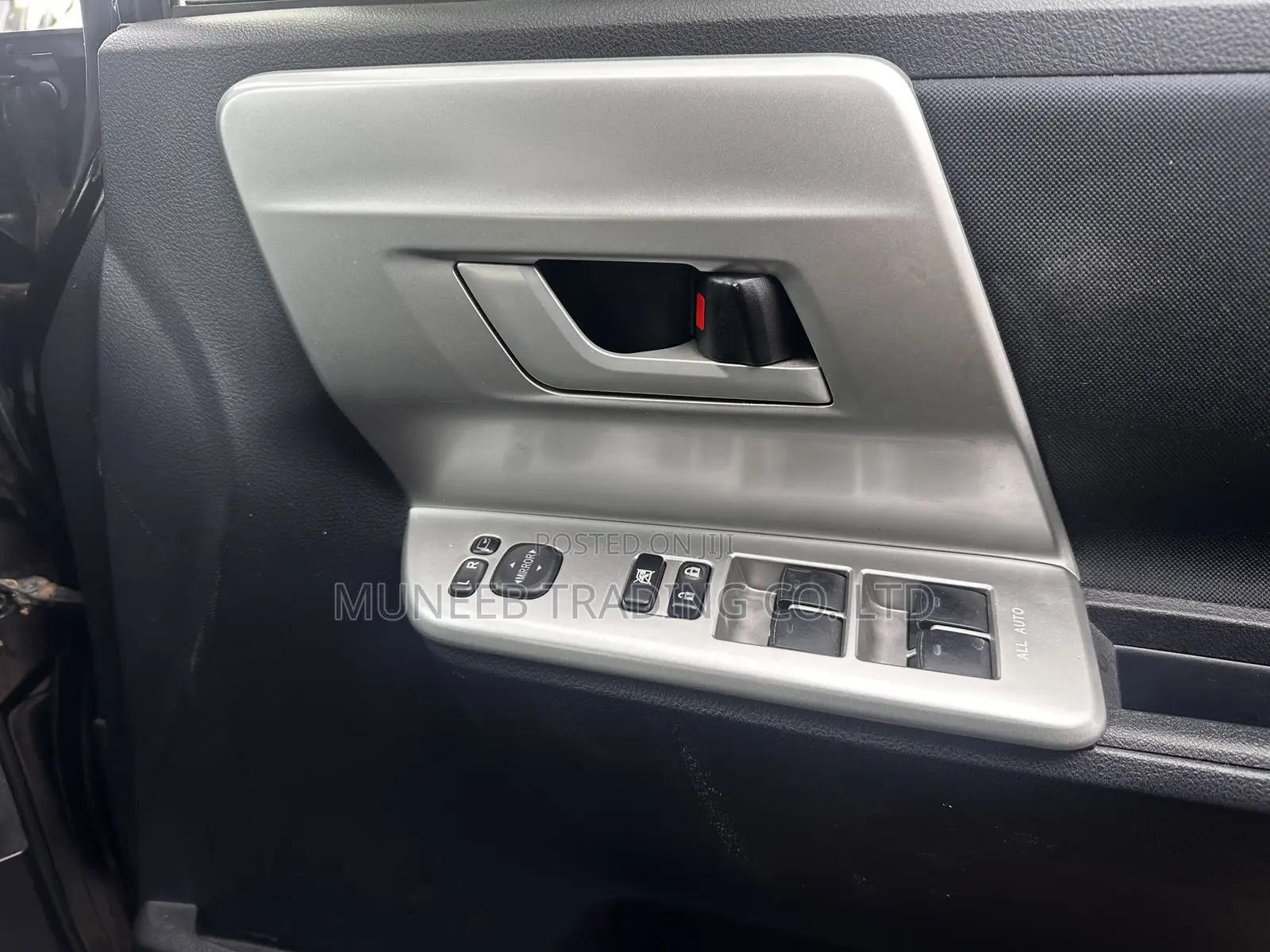 Toyota Noah 2.0 143hp AWD (8 Seater) 2013 Black