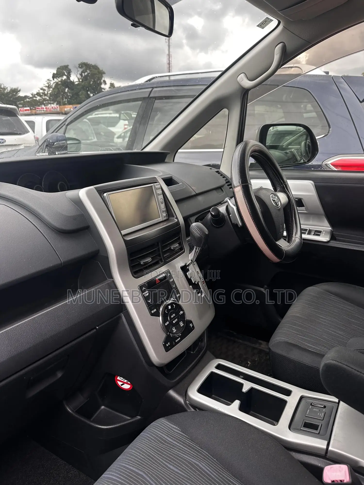 Toyota Noah 2.0 143hp AWD (8 Seater) 2013 Black