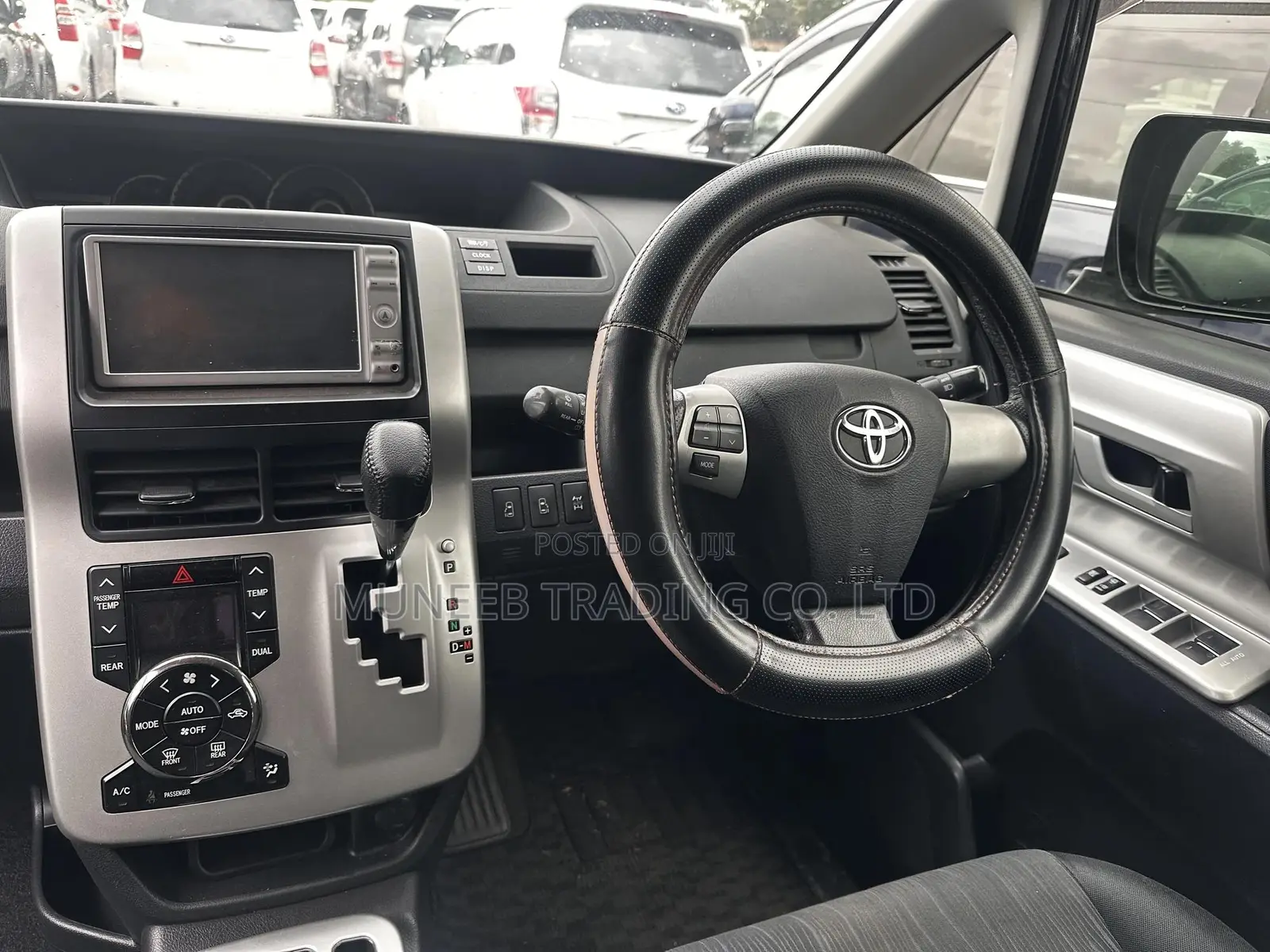 Toyota Noah 2.0 143hp AWD (8 Seater) 2013 Black