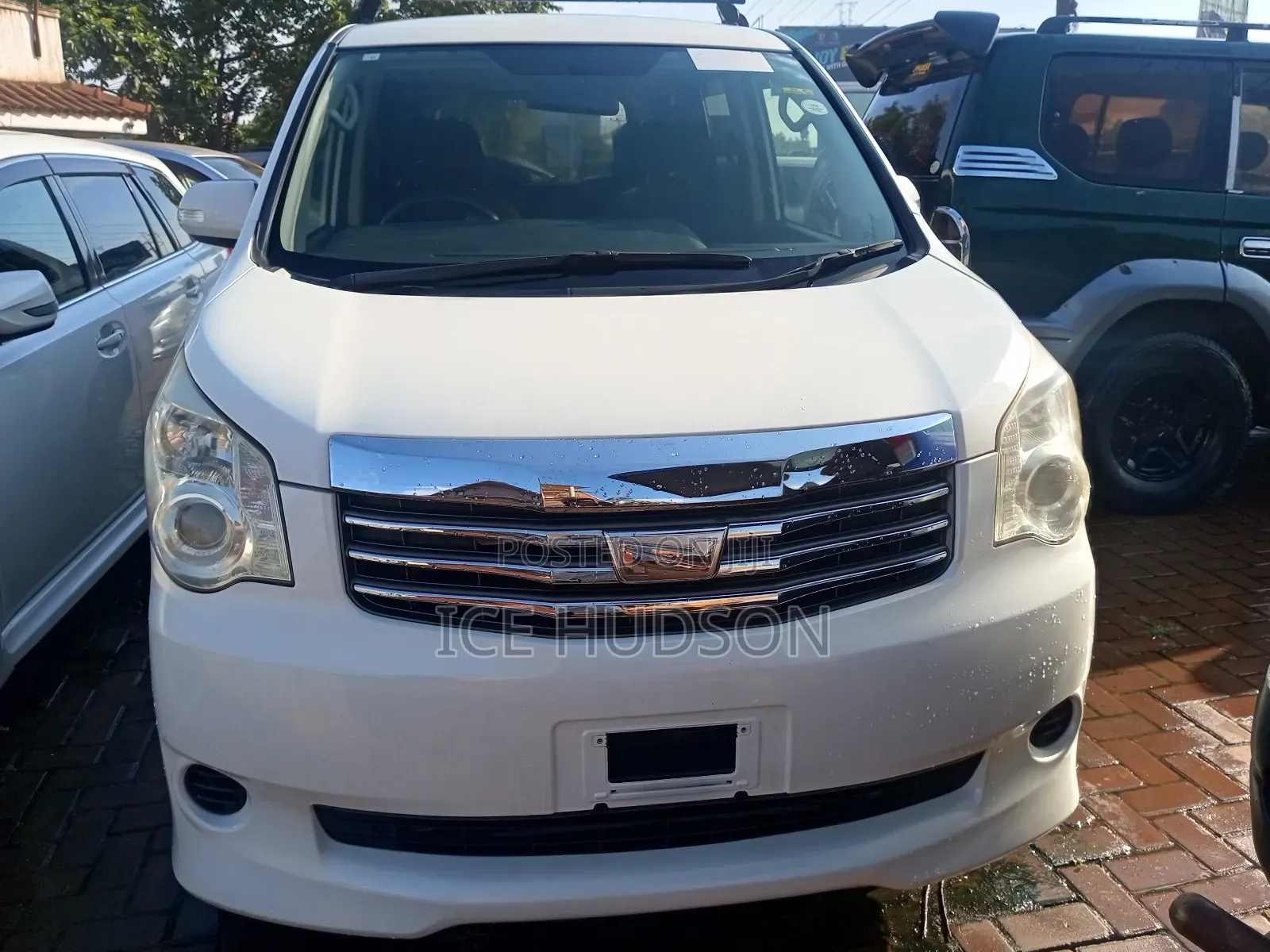 Toyota Noah 2011 White