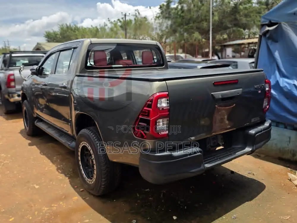 Toyota Hilux 2022 Gray