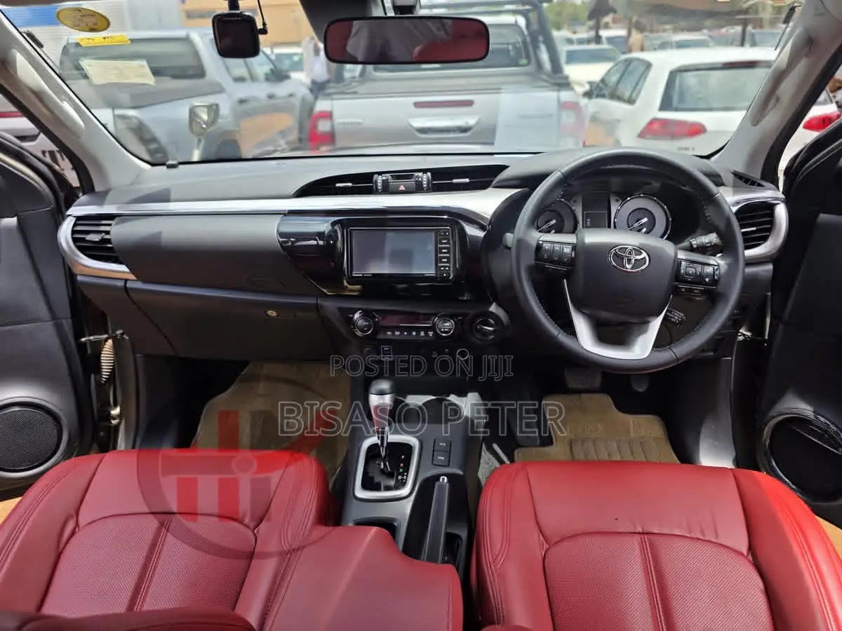 Toyota Hilux 2022 Gray