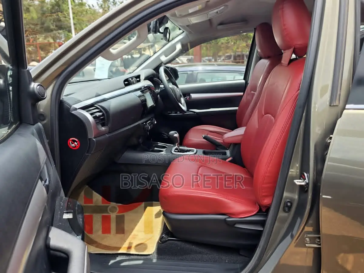 Toyota Hilux 2022 Gray