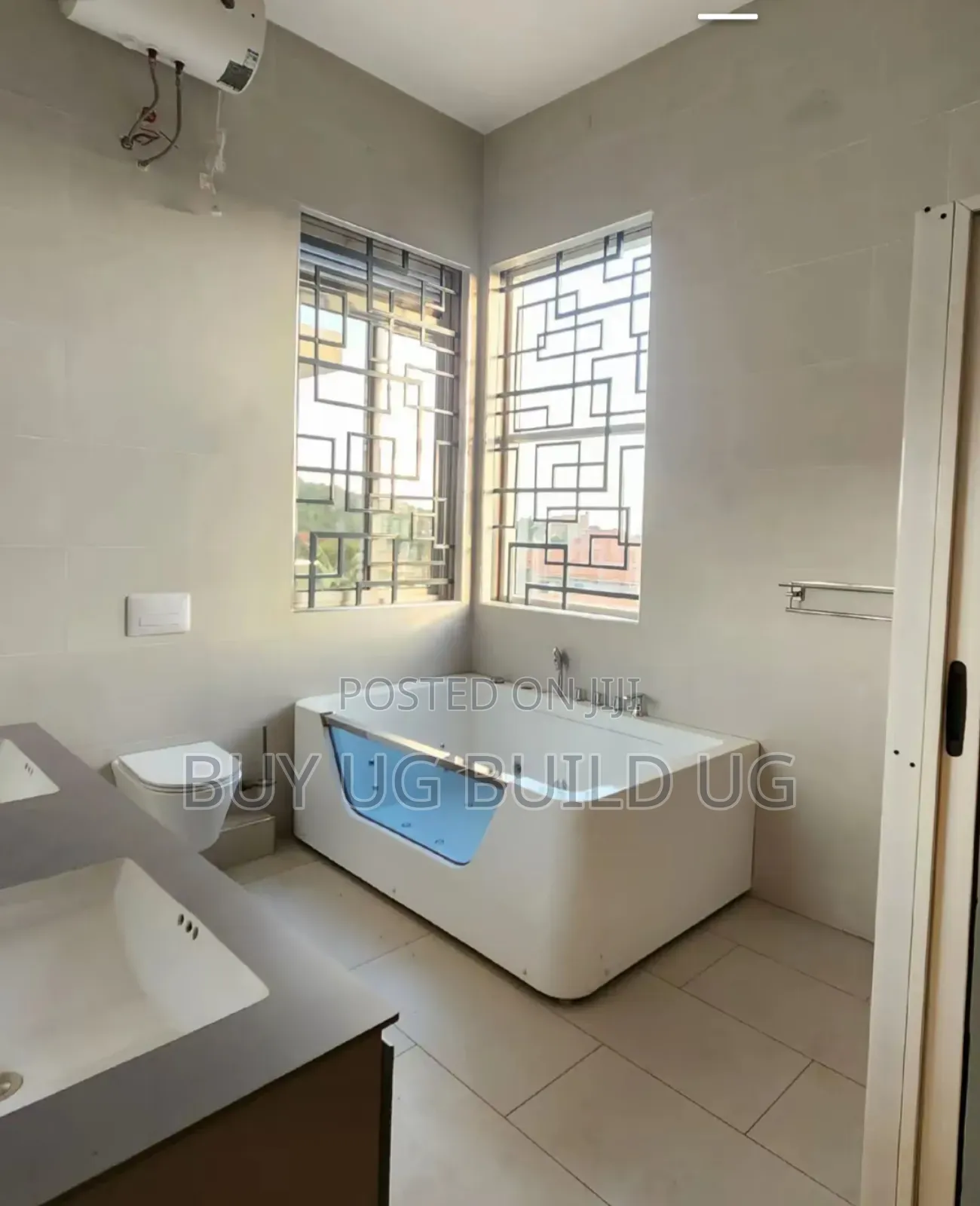 5bdrm Mansion in Lubowa Entebbe Road, Central Division for sale