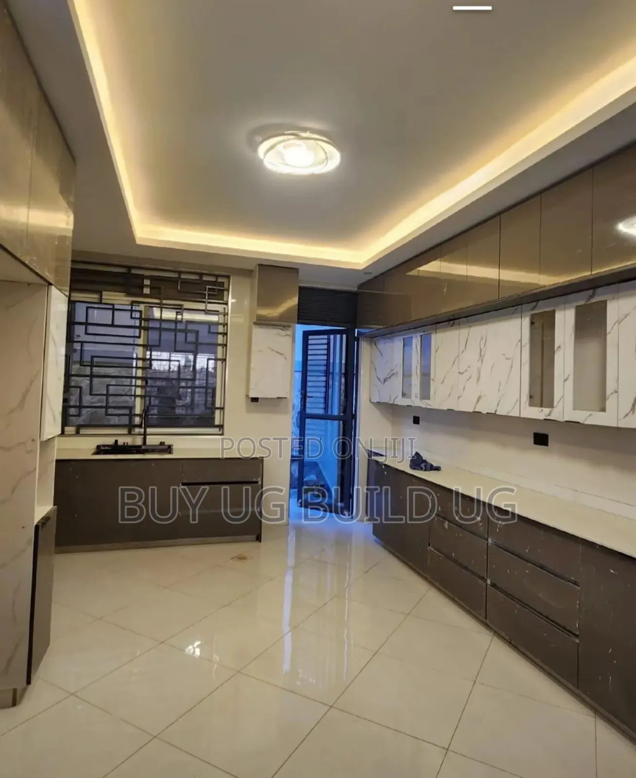 5bdrm Mansion in Lubowa Entebbe Road, Central Division for sale
