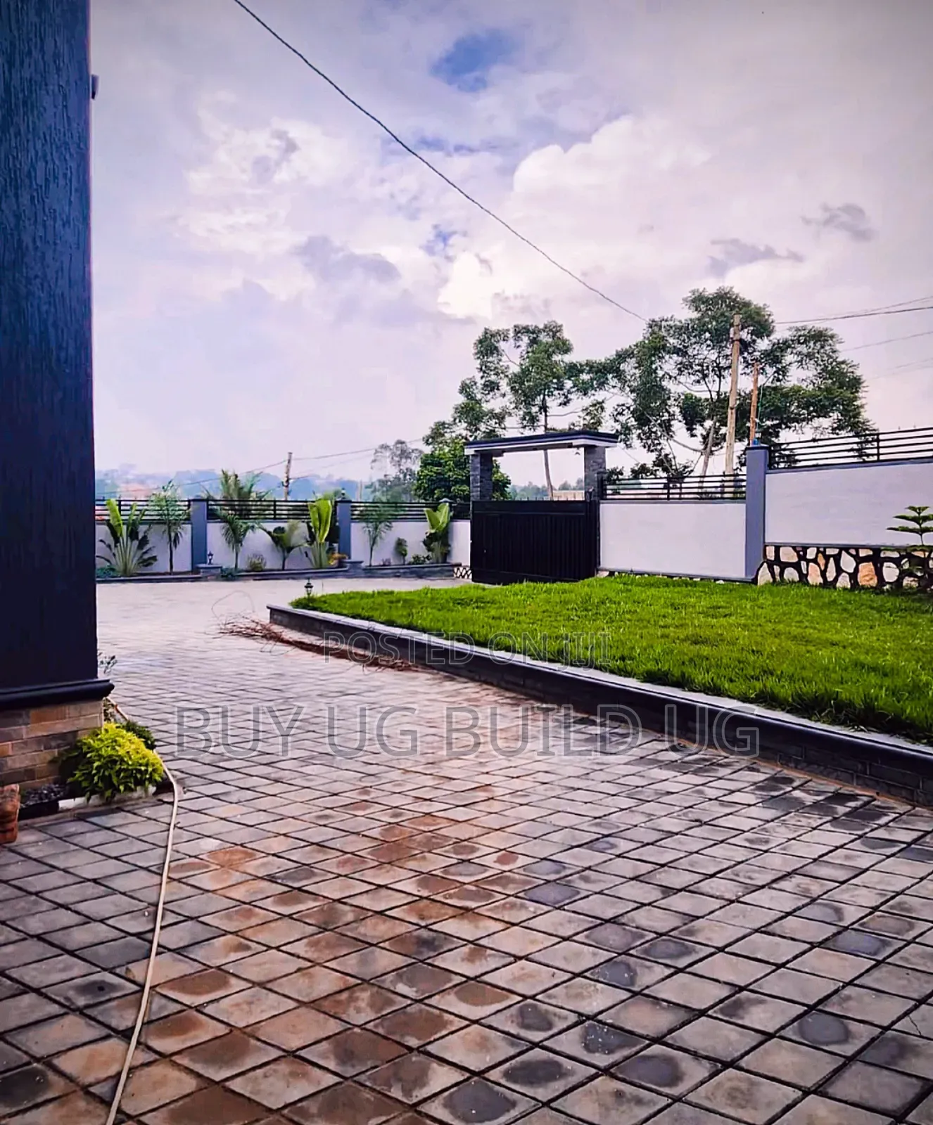 4bdrm Duplex in Kira Mamelto Road, Central Division for sale